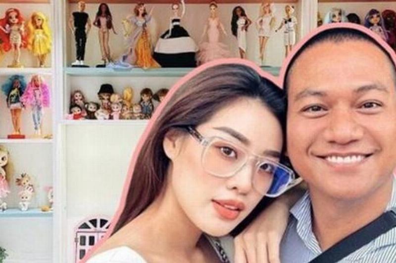 Một bó hoa tinh tế với tông màu xanh trắng được đặt trên bàn làm việc gọn gàng, thể hiện sự ứng dụng hoa trong đời sống của người 17/7 cung gì.